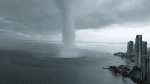Video viral: este tornado de agua se puso diabólico antes de llegar a la ciudad
