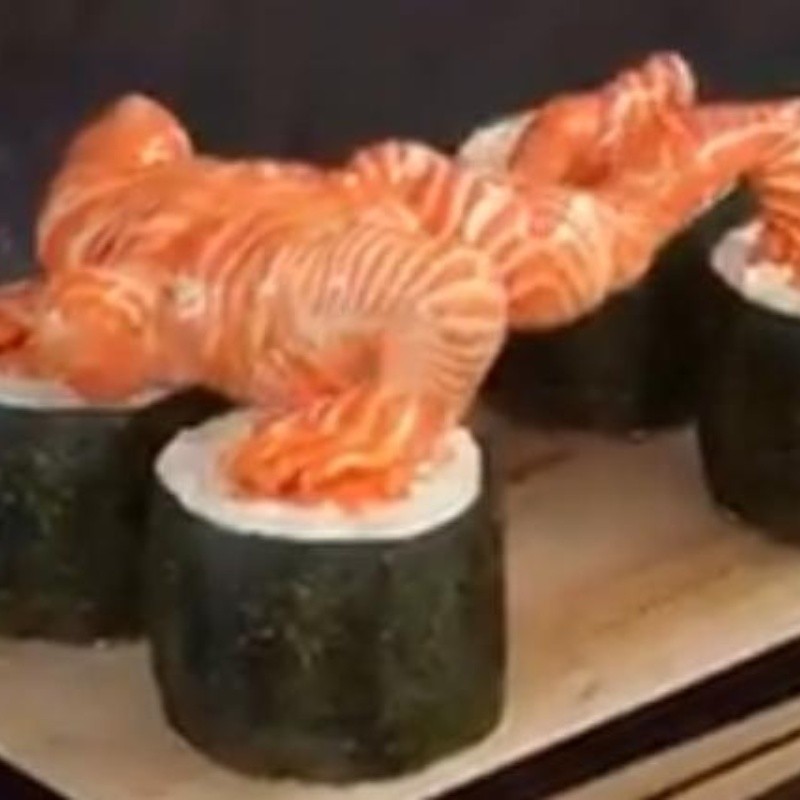 Video viral: sushi diabólico cobró vida y se puso a hacer flexiones de brazos