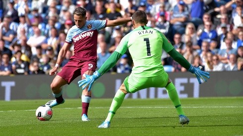 Espectacular definición de Chicharito Hernández para el gol de West Ham