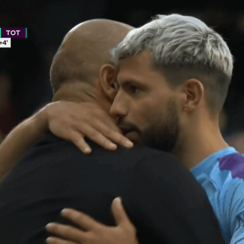 Ahora así: Guardiola y Agüero terminaron abrazados y hablándose al oído