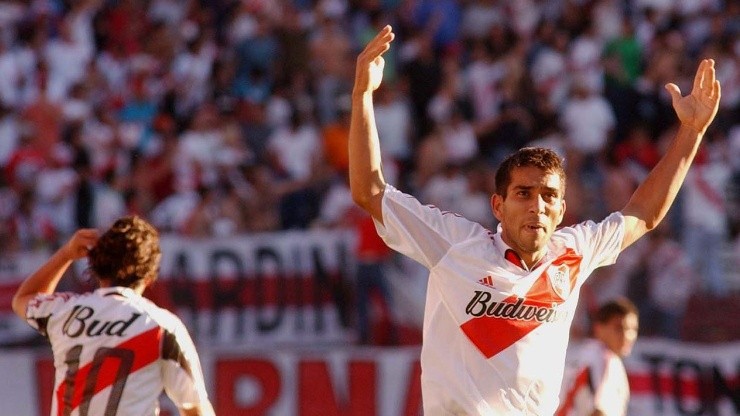 Nelson Cuevas festejando un gol en River.