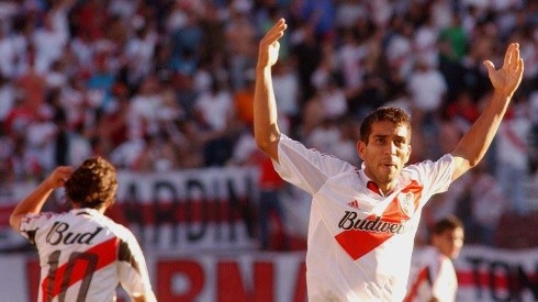 Nelson Cuevas festejando un gol en River.