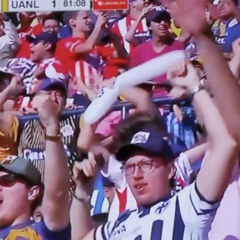 ¡Un fan de Rayados vio el partido al lado de uno de Tigres!