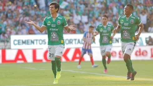 León le ganó un partidazo a Chivas con sobredosis de VAR y penales