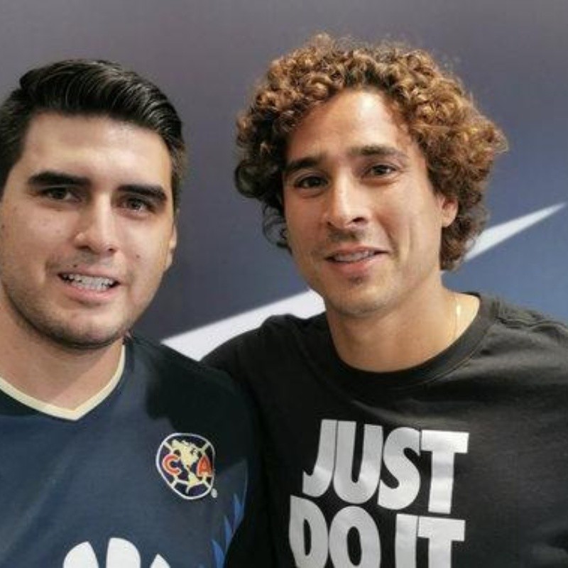 ¡Un fanático se tatuó la firma de Memo Ochoa!