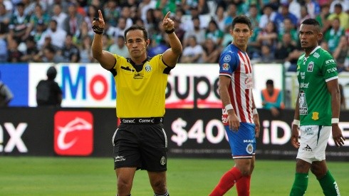 ¿Qué opinan los expertos del uso del VAR en el partido de Chivas vs. León?