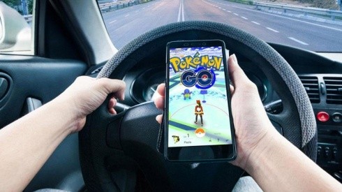 Detienen a un conductor por estar jugando Pokémon GO ¡con 8 móviles a la vez!