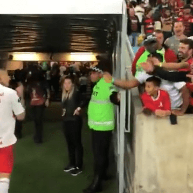 Hinchas del Flamengo increparon a Guerrero en el Maracaná y así reaccionó el Depredador