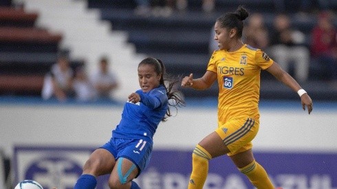 Cruz Azul Femenil enfrentando a Tigres.