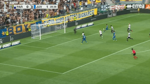 Higuaín lo dejó solo, iba a ser un golazo, pero Cristiano le erró al arco