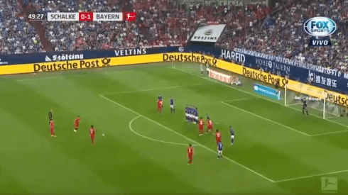 Que viva el fútbol, Lewandowski: puso el balón en un ángulo de tiro libre