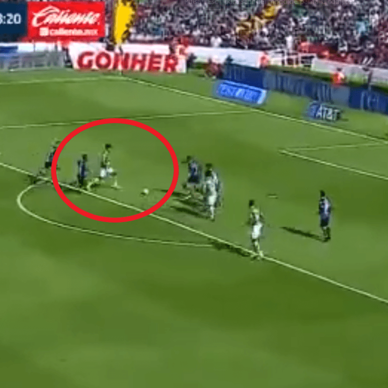 Macías ajustó el balón contra el palo para un verdadero golazo del León