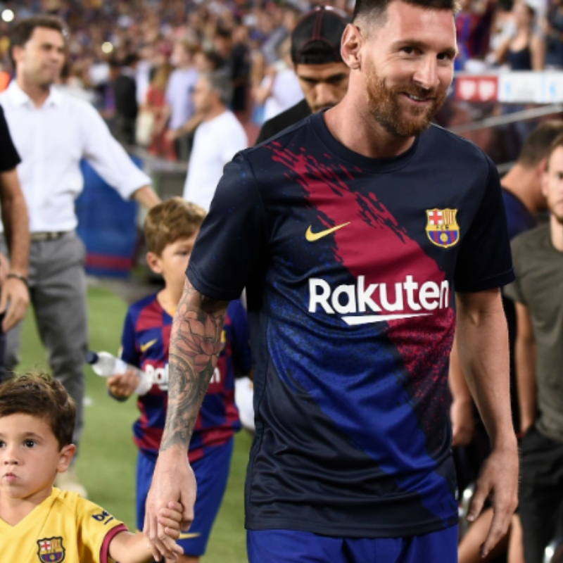 Messi no juega pero se pasea por el Camp Nou junto a sus hijos