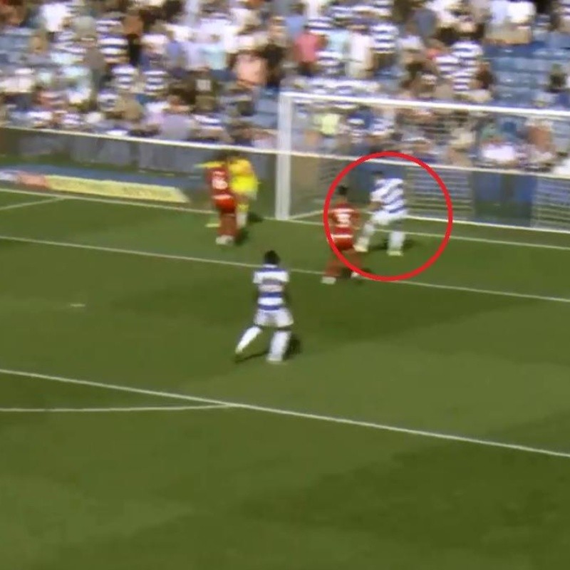 Video: Hugill, del QPR inglés, erró un gol que no le permitirá dormir por una semana