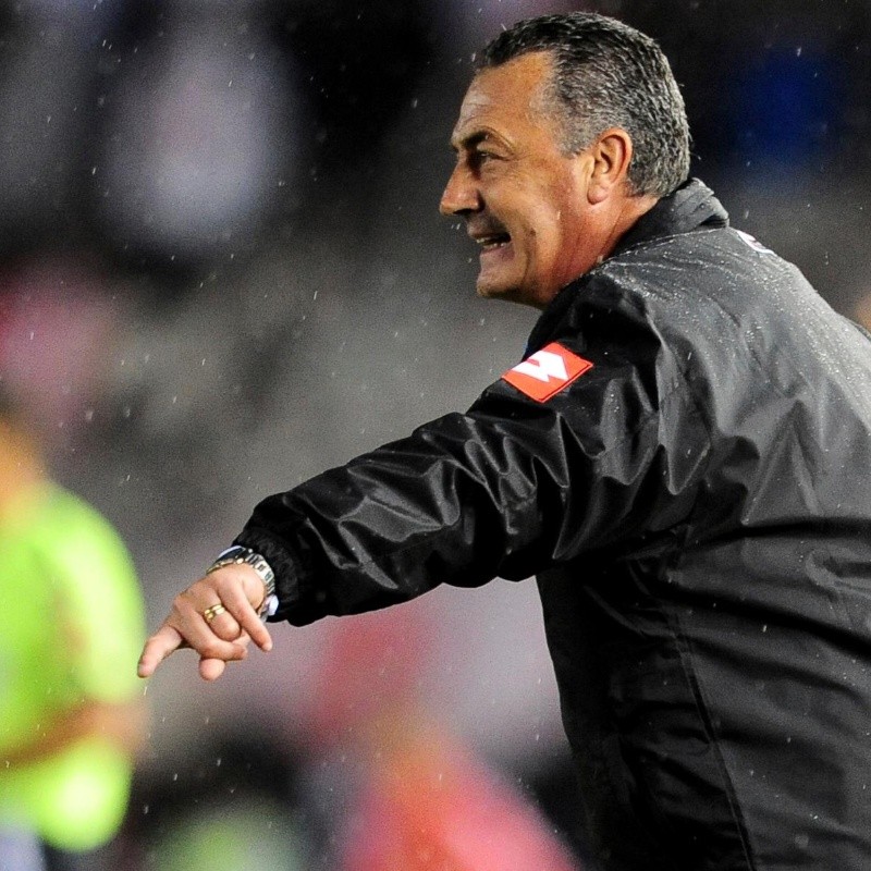 Los antecedentes de Gustavo Alfaro dirigiendo en el Monumental ante River