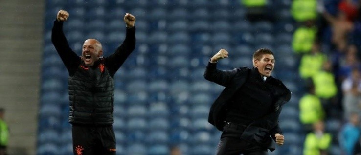 FELICIDAD RANGER. Gerrard celebra con Gary McAllister el gol de Morelos.