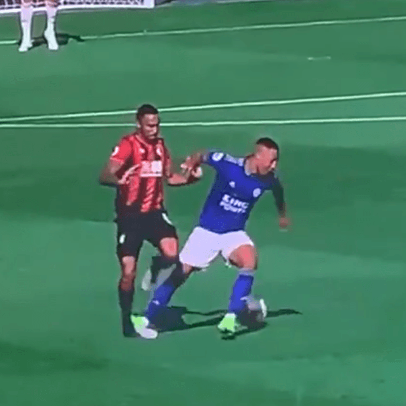 En Europa tampoco funciona el VAR: Tielemans casi quiebra a Wilson ¡y no le sacaron ni amarilla!