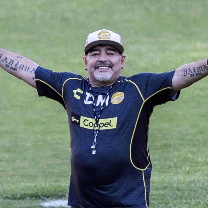 Se relame Maradona: el equipo de la Superliga que lo quiere se acaba de quedar sin técnico