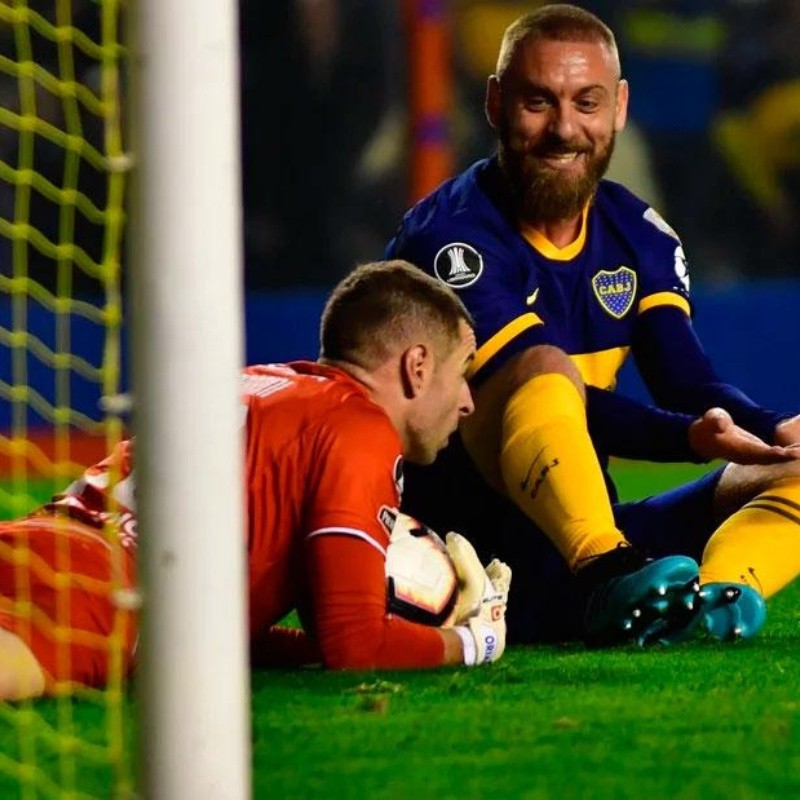 Así fue la charla del árbitro con el VAR en la jugada de De Rossi que Boca pidió penal