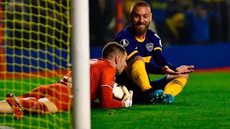 Así fue la charla del árbitro con el VAR en la jugada de De Rossi que Boca pidió penal