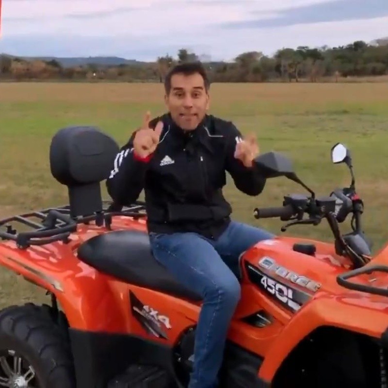 Pipino Cuevas no para: filmó un video arriba de un cuatriciclo alentando a River