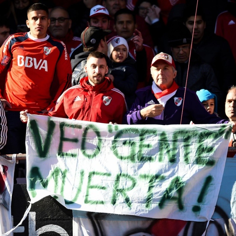 "Veo gente muerta": las banderas de los hinchas de River para Boca