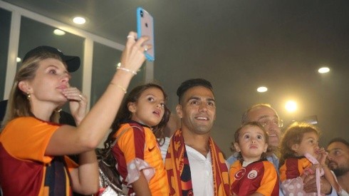 Radamel Falcao y la bienvenida que le dieron a él y su familia en Estambul.