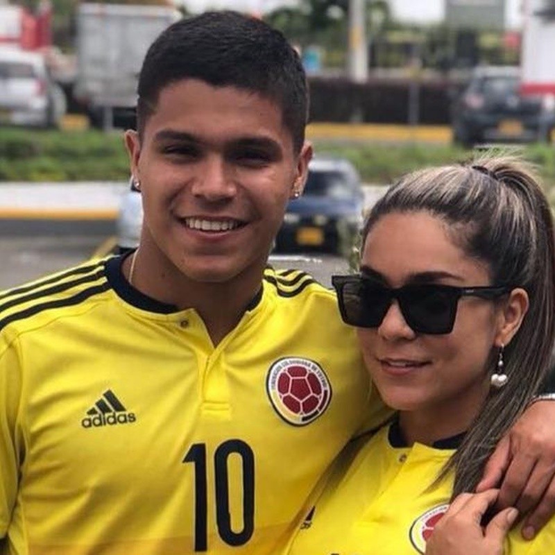 'Cucho' Hernández encendió Instagram con foto de su madre y dedicatoria de cumpleaños