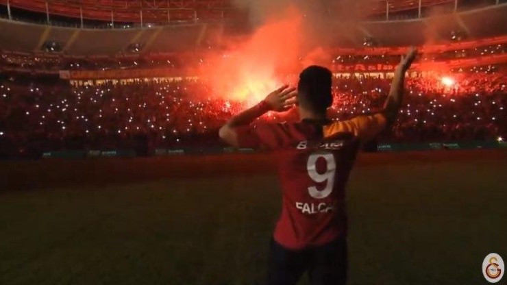 Así fue el recibimiento de los hinchas del Galatasaray a Radamel Falcao.