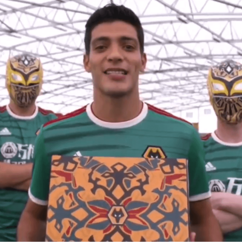 Sin Cara quedó  fascinado con el regalo de Raúl Jiménez