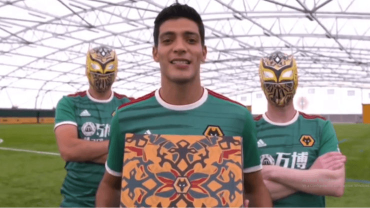 Sin Cara quedó  fascinado con el regalo de Raúl Jiménez