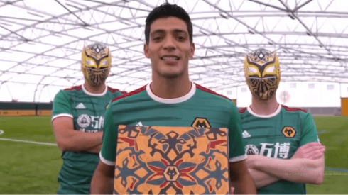 Sin Cara quedó  fascinado con el regalo de Raúl Jiménez