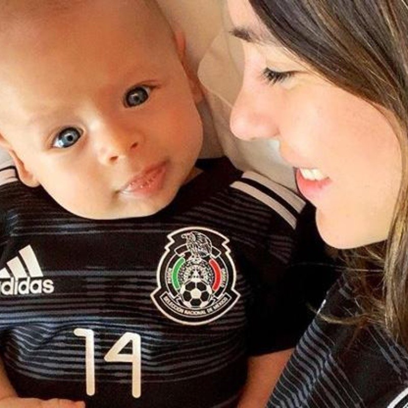 El fan número 1: la tierna foto del hijo de Chicharito Hernández con la 14 del Tri