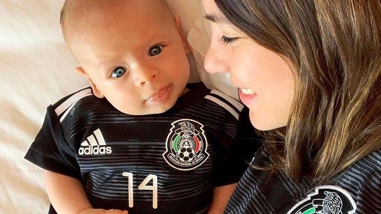 El fan número 1: la tierna foto del hijo de Chicharito Hernández con la 14 del Tri