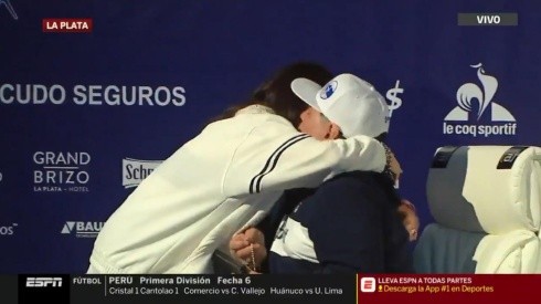 El abrazo entre Maradona y Giselle Fernández.