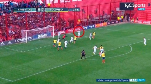 Ponce se la desvió al arquero y Argentina le dejó servido el primer gol a Colombia