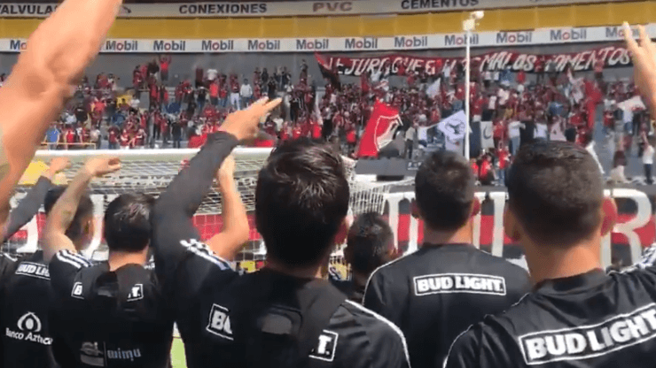 El apoyo de la afición de Atlas en el entrenamiento