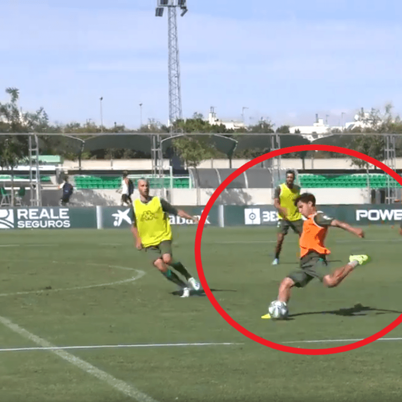 El misil de Lainez para marcar un golazo en la práctica del Betis