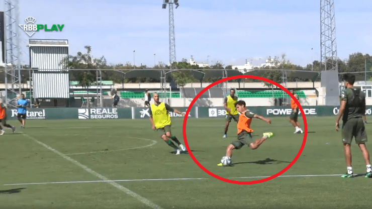 El misil de Lainez para marcar un golazo en la práctica del Betis