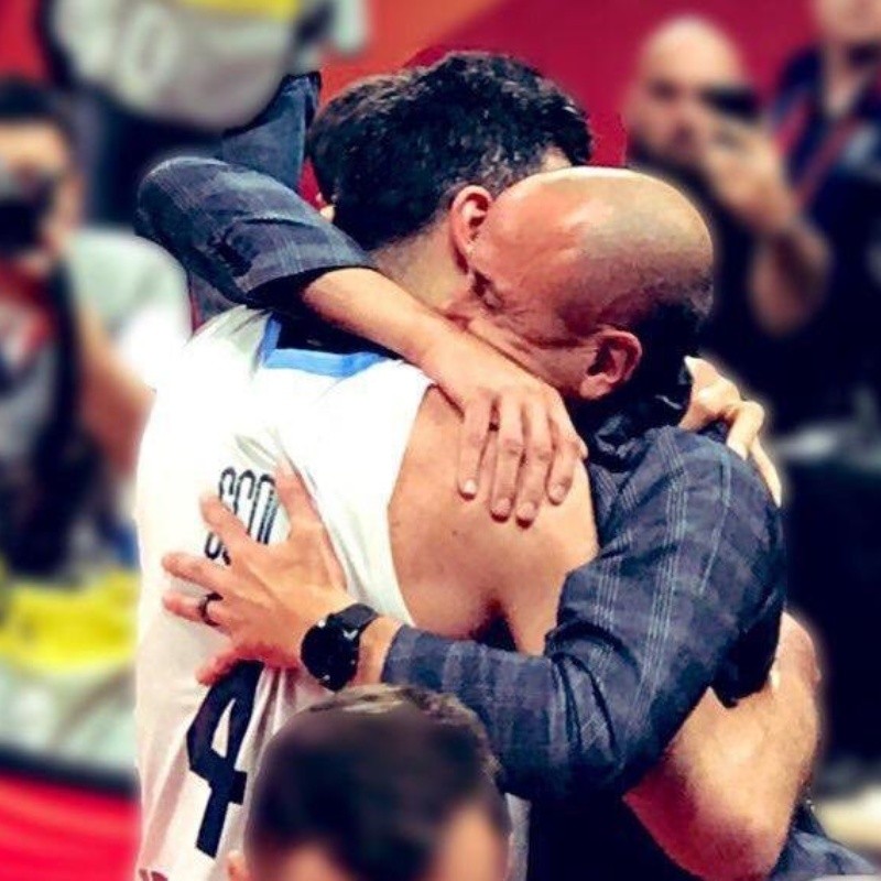 El abrazo del alma entre Scola y Manu Ginóbili