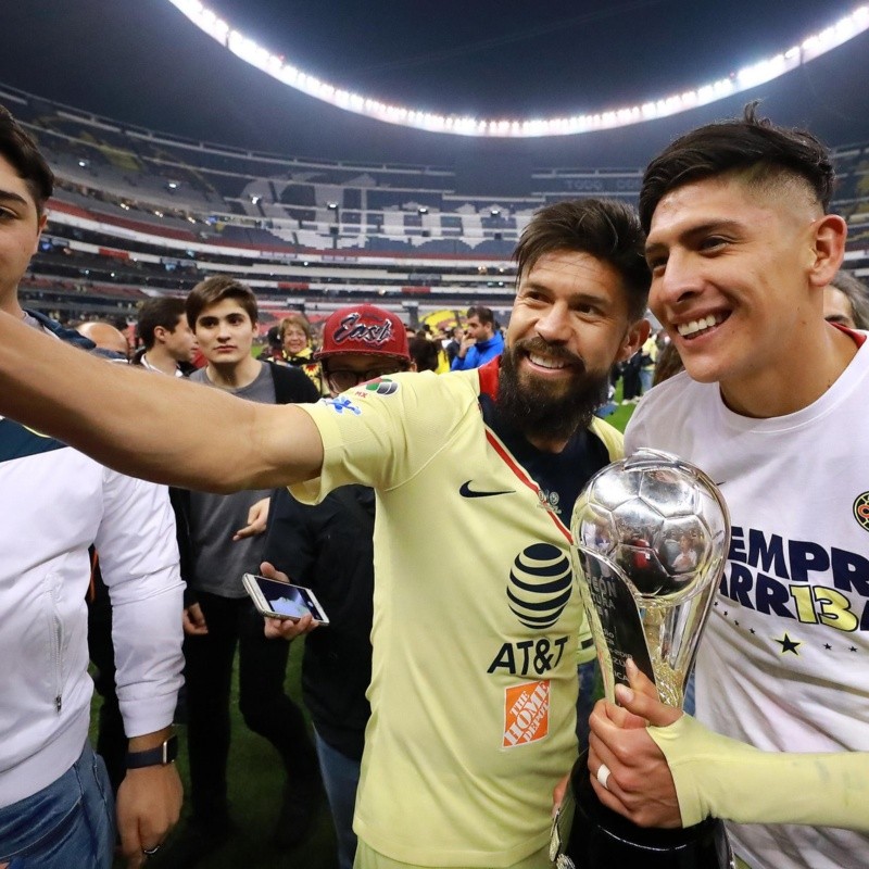 El regalo de Edson Álvarez para Oribe Peralta