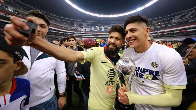 El regalo de Edson Álvarez para Oribe Peralta