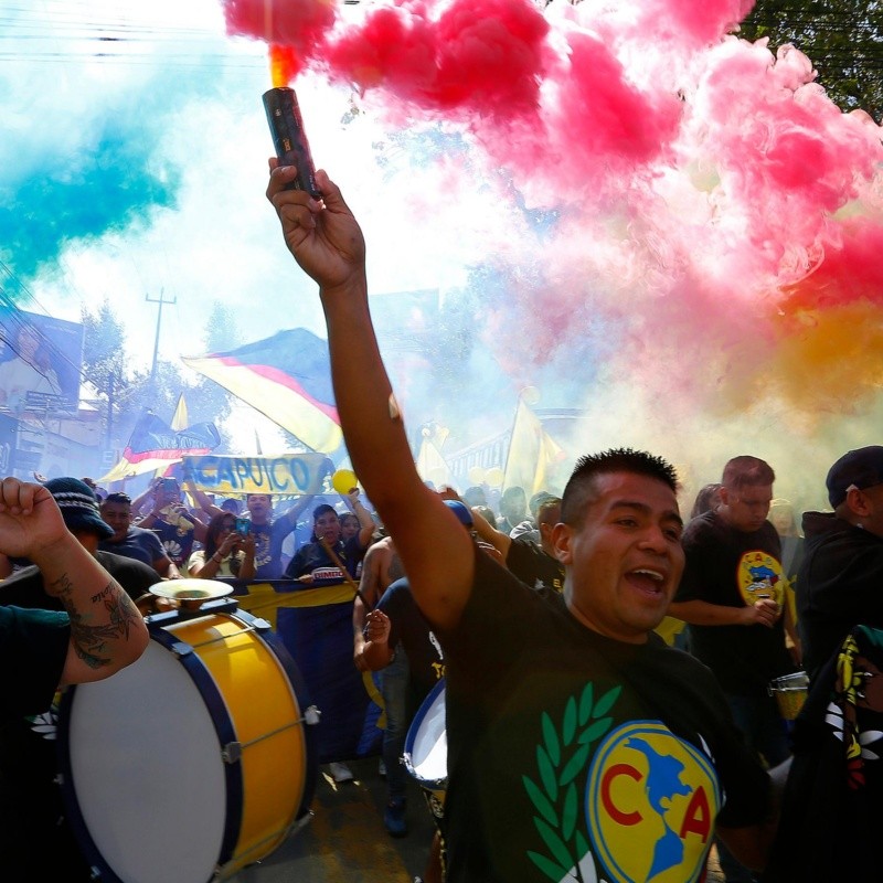 La afición de América calentó el Clásico con otra bandera contra Pumas