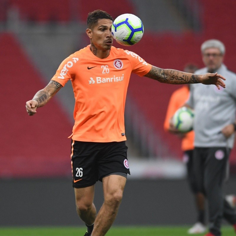 A resolverlo: Paolo Guerrero se prepara para jugar la final de la Copa de Brasil en el Beira Rio