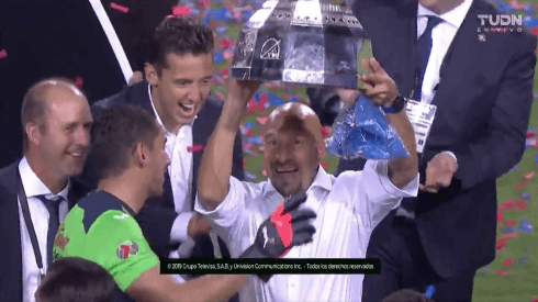Corona cede el trofeo al Conejo para que festeje otra copa con Cruz Azul