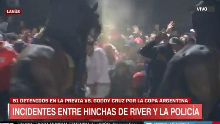 Vergüenza: los videos de la Policía Bonaerense maltratando a los hinchas de River en Lanús