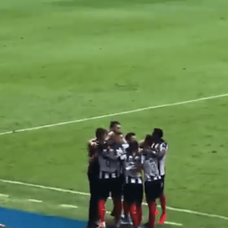 ¡Vaya respaldo! El plantel de Rayados abrazó  a Diego Alonso tras el gol