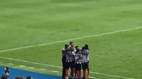 ¡Vaya respaldo! El plantel de Rayados abrazó  a Diego Alonso tras el gol