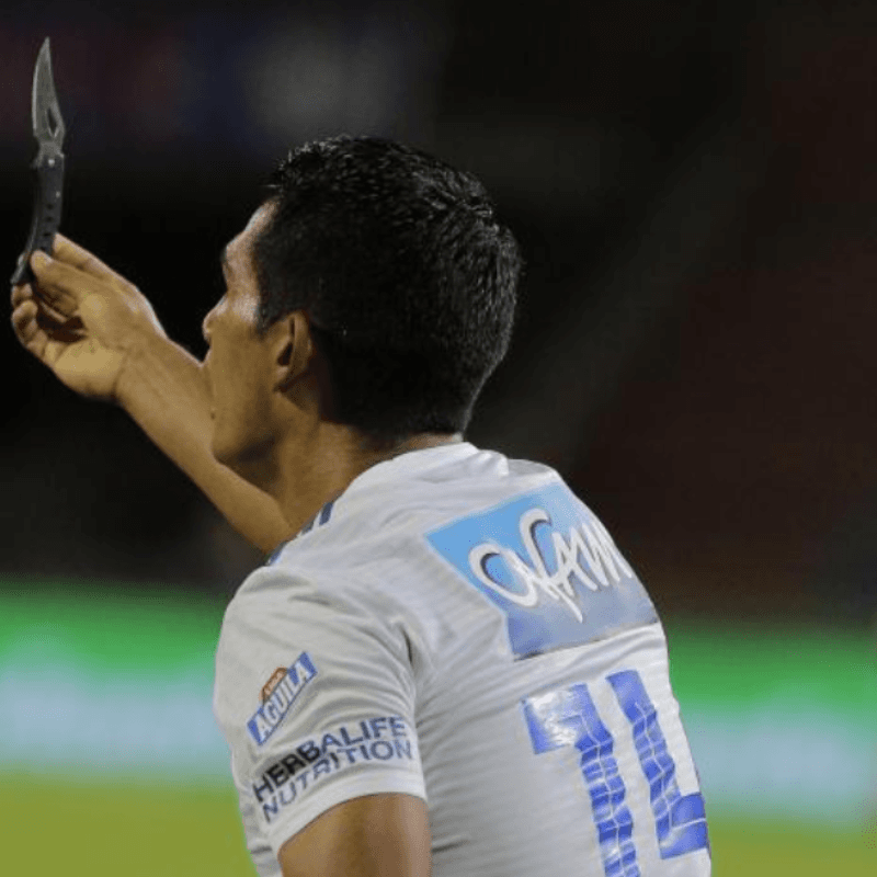 ¡Qué les pasa! Hinchas de Medellín le lanzaron un cuchillo a jugadores de Millonarios