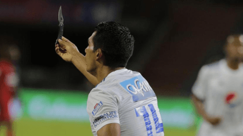 ¡Qué les pasa! Hinchas de Medellín le lanzaron un cuchillo a jugadores de Millonarios